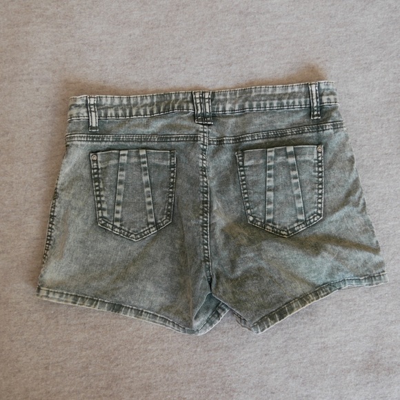 Shorts - Picture 3 of 3